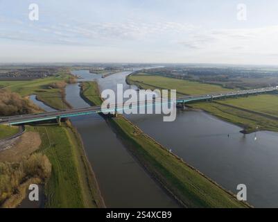 Drohnenvideo von der Hagestein-Brücke, der Autobahn A27, der niederländischen Infrastruktur über den Lek. Stockfoto