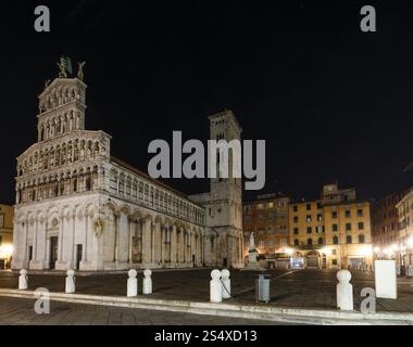 Lucca (Toskana, Mittelitalien) Nacht Stadtansicht. Das San Michele in Foro (römisch-katholische Basilika). Fassade-Bau im 13. Jahrhundert. Stockfoto