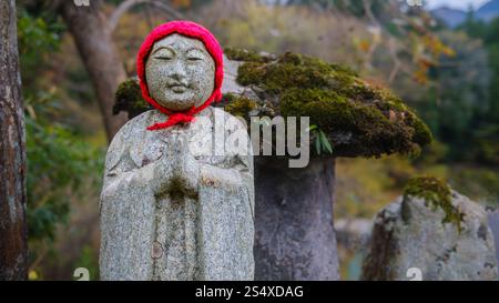 Jizo Bodhisattva (O-Jizo-Sama) Statue am Straßenrand eines kleinen Bergbaudorfes in der westlichsten Region der Präfektur Tokio, Japan. Stockfoto