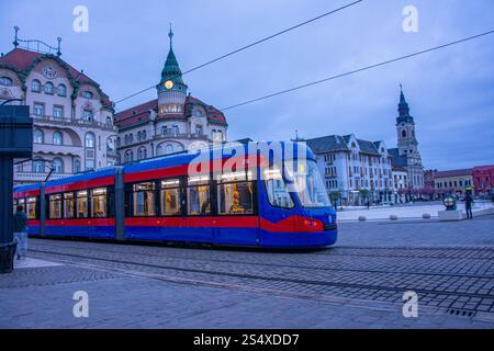 Oradea Transsilvanien mit Straßenbahnhaltestelle im Stadtbild des Union Square in Rumänien Stockfoto