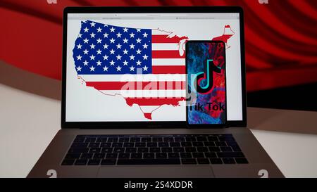 Foto des TikTok Bans in den USA: Telefon mit der TikTok App und Laptop mit der US-Flaggenkarte, die digitale Einschränkungen symbolisiert. Amerika verbietet TikTok. Stockfoto