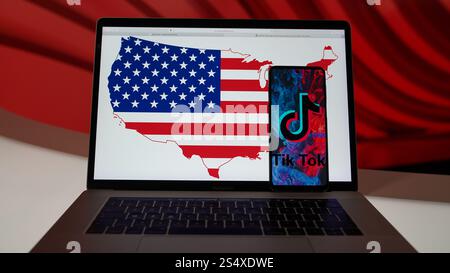 Foto des TikTok Bans in den USA: Telefon mit der TikTok App und Laptop mit der US-Flaggenkarte, die digitale Einschränkungen symbolisiert. Amerika verbietet TikTok. Stockfoto