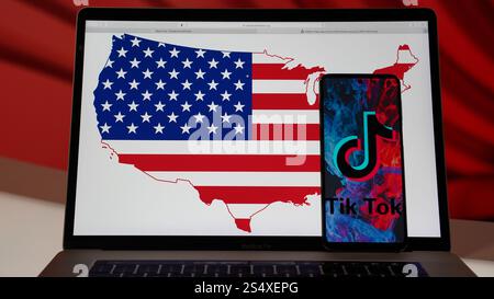 Foto des TikTok Bans in den USA: Telefon mit der TikTok App und Laptop mit der US-Flaggenkarte, die digitale Einschränkungen symbolisiert. Amerika verbietet TikTok. Stockfoto