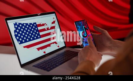 Foto des TikTok Bans in den USA: Telefon mit der TikTok App und Laptop mit der US-Flaggenkarte, die digitale Einschränkungen symbolisiert. Amerika verbietet TikTok. Stockfoto