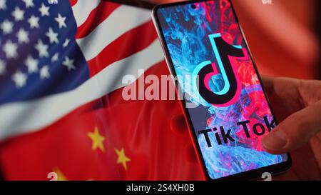 Foto des TikTok Bans in den USA: Telefon mit der TikTok App und Laptop mit der US-Flaggenkarte, die digitale Einschränkungen symbolisiert. Amerika verbietet TikTok. Stockfoto