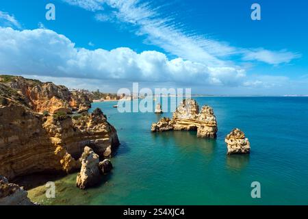 Gruppe von Felsformationen entlang der Küste (Ponta da Piedade, Lagos, Algarve, Portugal). Stockfoto