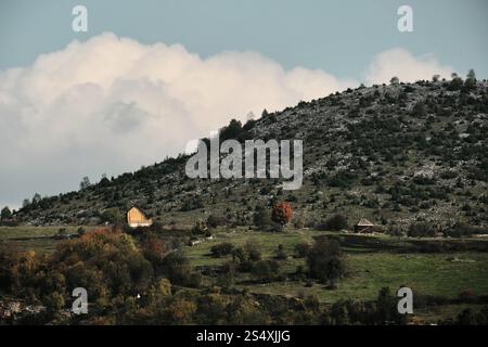 Hölzerne Berghütte mit Blick aus der Ferne. Frame Ferienhaus steht allein auf einem Berggipfel. Südwesten Serbiens. Stockfoto