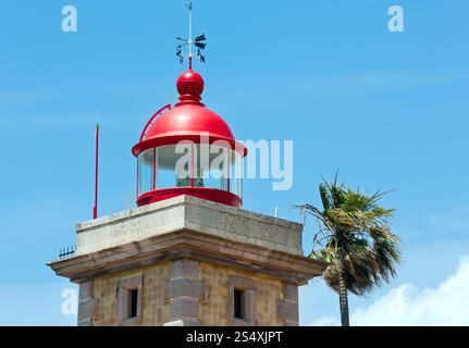 Leuchtturm oben auf Himmelshintergrund (Ponta da Piedade Kap, Lagos, Algarve, Portugal). Stockfoto