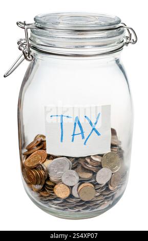 gespeicherte Münzen für Steuern in geschlossenen Glas isoliert auf weißem Hintergrund Stockfoto