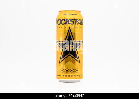 Rockstar Energy Drink Zero Sugar im neuen Design. Die goldene Dose mit dem schwarzen Sternlogo ist ein beliebtes Lifestyle-Produkt in Europa. Stockfoto