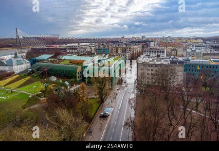 Atemberaubende Aussicht aus der Luft (Panorama) auf den Garten der Warschauer Universitätsbibliothek, fantastischer Himmel: Etwas dramatisch - zu Weihnachten. Swietokrzyski-Brücke und Stockfoto