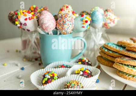 Vielzahl von dekorierten Süßigkeiten, Kuchen Pops und Cookies auf weißen Schreibtisch aus Holz Stockfoto