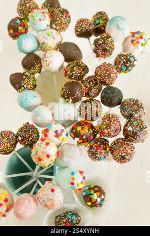 Ansicht von oben auf schöner Kuchen Pops und Süßigkeiten verziert mit Streuseln Stockfoto