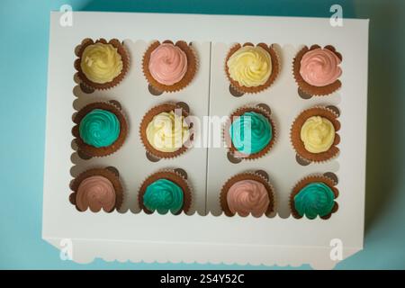 Blick von oben auf Geschenk-Box mit leckeren frisch gebackenen Muffins Stockfoto