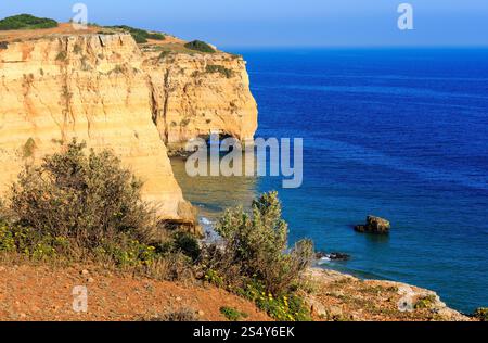 Naturale in Klippe. Sommer felsigen Atlantikküste Blick in der Nähe von Strand Praia da Afurada (Lagoa, Algarve, Portugal). Stockfoto