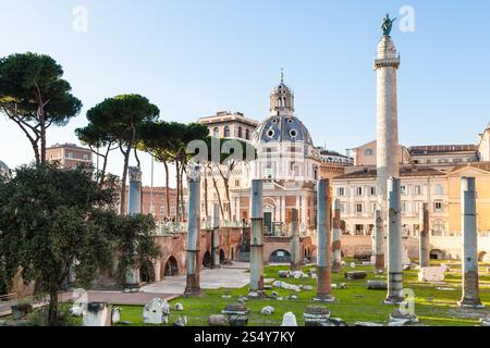 Reisen Sie nach Italien-Piazza des Trajan Forum, Trajanssäule, Santissimo Nome di Maria al Foro Traiano Kirche in antiken Forum Romanum in Rom Stockfoto