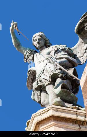 Reisen Sie nach Italien - Statue des Erzengels Michael aus nächster Nähe auf dem Schloss des Heiligen Engels in Rom. Diese Statue wurde 1753 von Peter Anton von geschaffen Stockfoto
