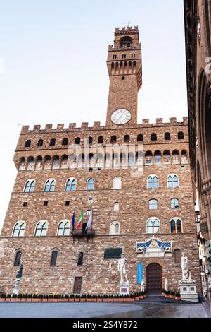 Ansicht des Palazzo Vecchio (altes Schloss, Rathaus) von Piazza della Signoria in Florenz Stadt Morgen. Stockfoto