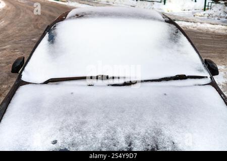 Vorderansicht auf Auto in Wintertag mit Schnee bedeckt Stockfoto