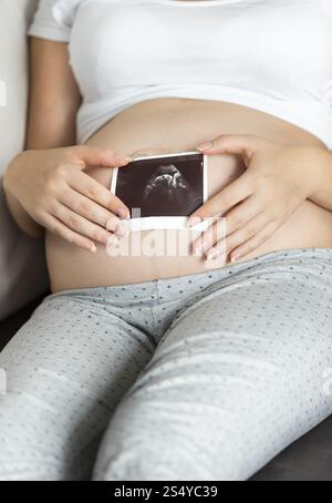 Nahaufnahme einer Schwangeren mit Ultraschallbild Stockfoto