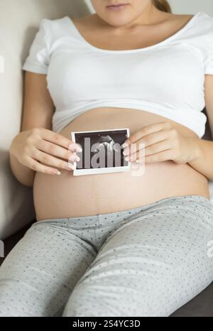 Nahaufnahme einer schwangeren Frau mit Ultraschallaufnahme Stockfoto