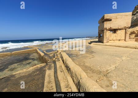 Überreste von Siedlungen und Salinen aus dem Zweiten Weltkrieg in Tal Blata, Malta Stockfoto