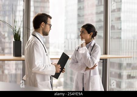 Zwei Ärzte trafen sich in der Klinik, um den Fall eines Patienten zu besprechen Stockfoto