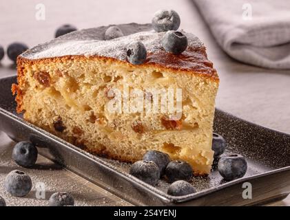 Hausgemachte Rosinen- und Heidelbeermuffins, Vorderansicht, Nahaufnahme. Stockfoto