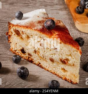 Hausgemachte Rosinen- und Heidelbeermuffins, Vorderansicht, Nahaufnahme. Stockfoto