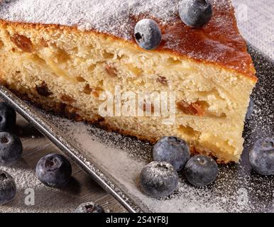 Hausgemachte Rosinen- und Heidelbeermuffins, Vorderansicht, Nahaufnahme. Stockfoto