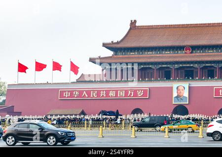 PEKING, CHINA - 19. MÄRZ 2017: Menschen in der Nähe des Tiananmen-Denkmals (Tor des himmlischen Friedens) und der West Chang'an Avenue auf dem Tiananmen-Platz im Frühjahr. Stockfoto