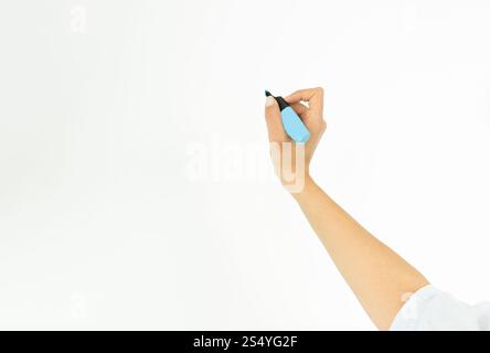 Frauenhand mit blauem Marker Stockfoto