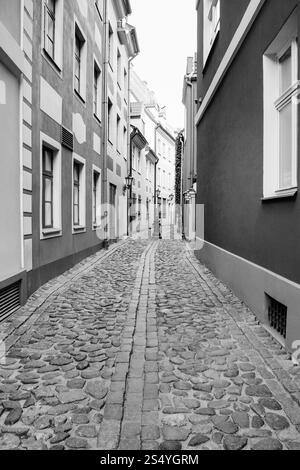 Reisen Sie nach Lettland - Gasse in der Altstadt von Riga im Herbst. Stockfoto