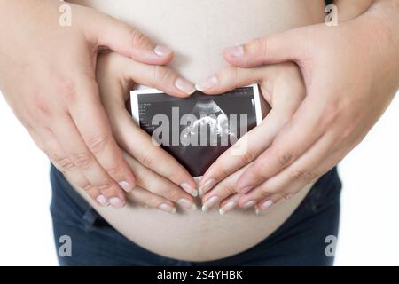 Nahaufnahme einer schwangeren Frau und eines Mannes mit Ultraschallbild des Fetus Stockfoto