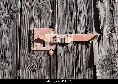 Schmiedeeisernes Türschloss an Vintage Holztür in Albarracin, Teruel, Spanien Stockfoto