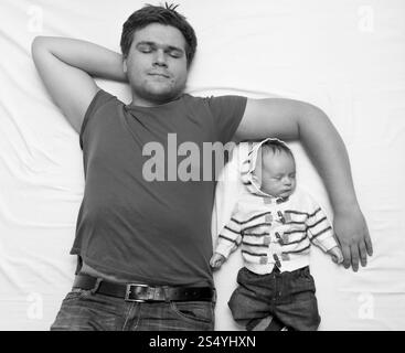 Draufsicht von Vater und Kind, die auf dem Bett schlafen Stockfoto