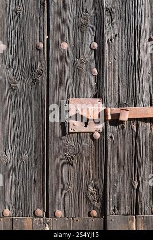 Schmiedeeisernes Türschloss an Vintage Holztür in Albarracin, Teruel, Spanien Stockfoto