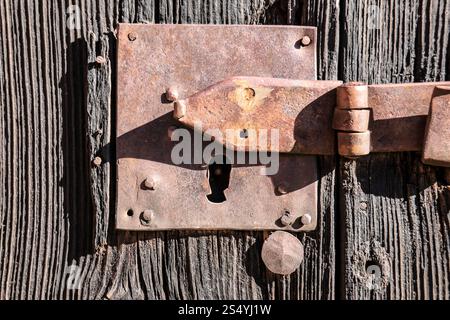 Schmiedeeisernes Türschloss an Vintage Holztür in Albarracin, Teruel, Spanien Stockfoto