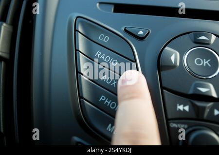 Nahaufnahme des Fahrers, der die Optionsschaltfläche auf dem Armaturenbrett drückt Stockfoto