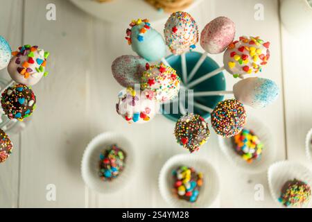 Dekorierte Süßigkeiten und Kuchen auf Holzbrettern Stockfoto