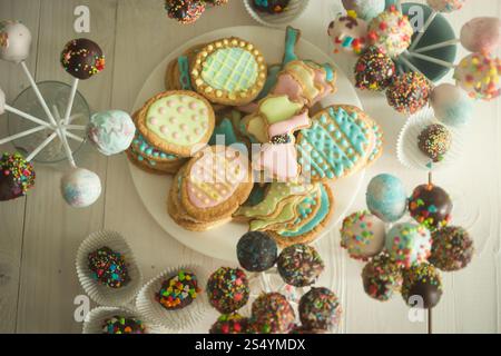 Auswahl an Süßigkeiten, Cake Pops und Keksen auf Holztisch bei Süßwaren Stockfoto