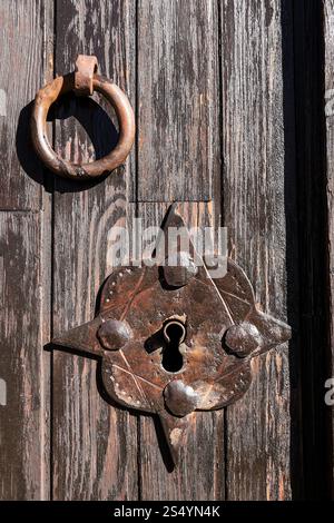 Schmiedeeisernes Türschloss an Vintage Holztür in Albarracin, Teruel, Spanien Stockfoto