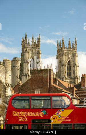 Red City Sightseeing Bus mit offenem Oberdeck und York Minster im Hintergrund. York, Stockfoto