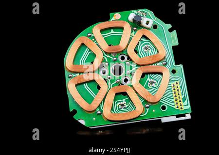 Großaufnahmestator des bürstenlosen Gleichstrommotors auf schwarzem Hintergrund. Spult Kupferdrahtwicklung mit 3 Hall-Effekt-Sensoren auf grüner Leiterplatte. Stockfoto