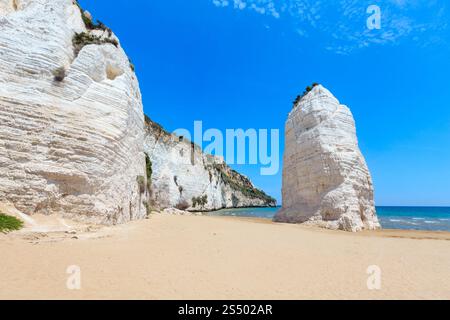 Sommer malerischen Strand von Pizzomunno berühmten White Rock, in Vieste, Gargano, Apulien, Italien Stockfoto