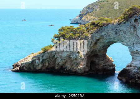Sommer Architello (Arch) von San Felice auf der Halbinsel Gargano in Apulien, Italien Stockfoto