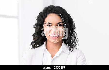 Gesichtserkennungstechnologie, die eine lächelnde Frau in heller Umgebung zeigt Stockfoto