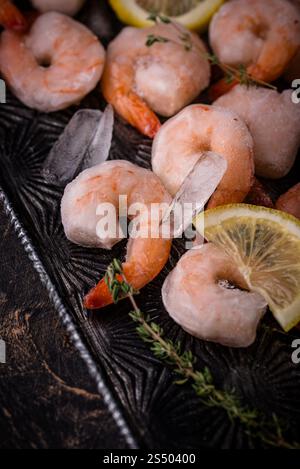 Gefrorene ungekochte Garnelen oder Garnelen mit Zitrone Stockfoto