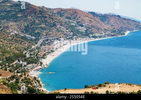 Reisen Sie nach Sizilien, Italien - über Ansicht von Letojanni Badeort der Küste des Ionischen Meeres nach Taormina Stadt im Sommertag Stockfoto