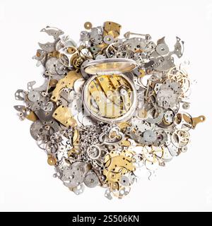 Uhrmacher Workshop - Ansicht von oben offenen Silber Taschenuhr auf Haufen alte Uhr Ersatzteile auf weißem Hintergrund Stockfoto